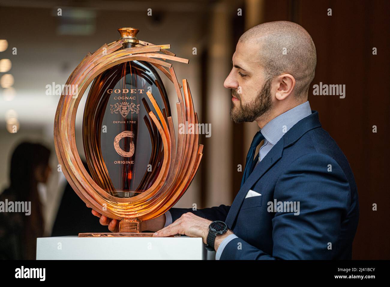 LONDON, GROSSBRITANNIEN. 11 April, 2022 . Diego Lanza A Bonhams, Senior Whisky Specialist, präsentiert eine Jerobeam-Flasche von Cognac Godet. NR. 1 von 3, begleitet von einem soliden Kupferskulptur-Ständer und einer Kupferpipette aus Glas, Schätzung £15.000-20.000. Die Fotozelle für den Alten, den Seltenen und den einzigen: Eine außergewöhnliche Einzelbesitzersammlung von seltenem Whisky, Cognac und Armagnac . Der Verkauf findet am 13. April in der Bonhams New Bond Street statt. Kredit: amer ghazzal/Alamy Live Nachrichten Stockfoto