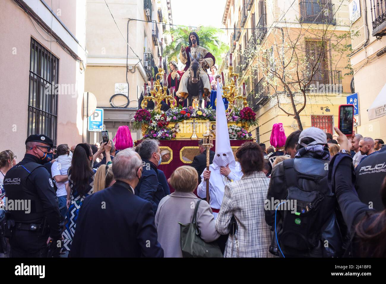 Madrid, Spanien, 10.. april 2022. Menschen in den Straßen von Madrid feiern „Domingo de Ramos“ nach zwei Jahren COVID-19-Notstand. Es ist die Tradition Stockfoto