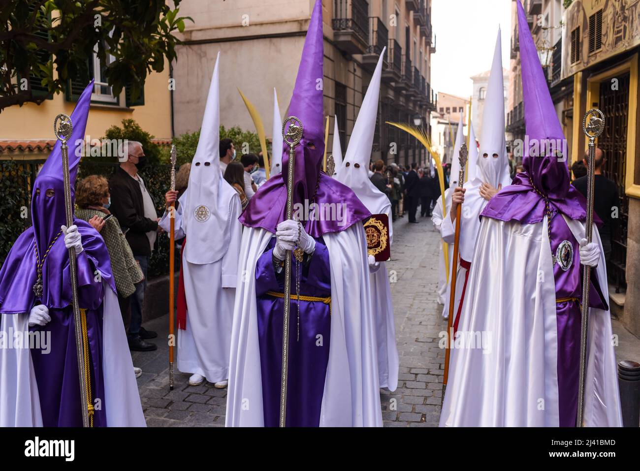 Madrid, Spanien, 10.. april 2022. Menschen in den Straßen von Madrid feiern „Domingo de Ramos“ nach zwei Jahren COVID-19-Notstand. Es ist die Tradition Stockfoto
