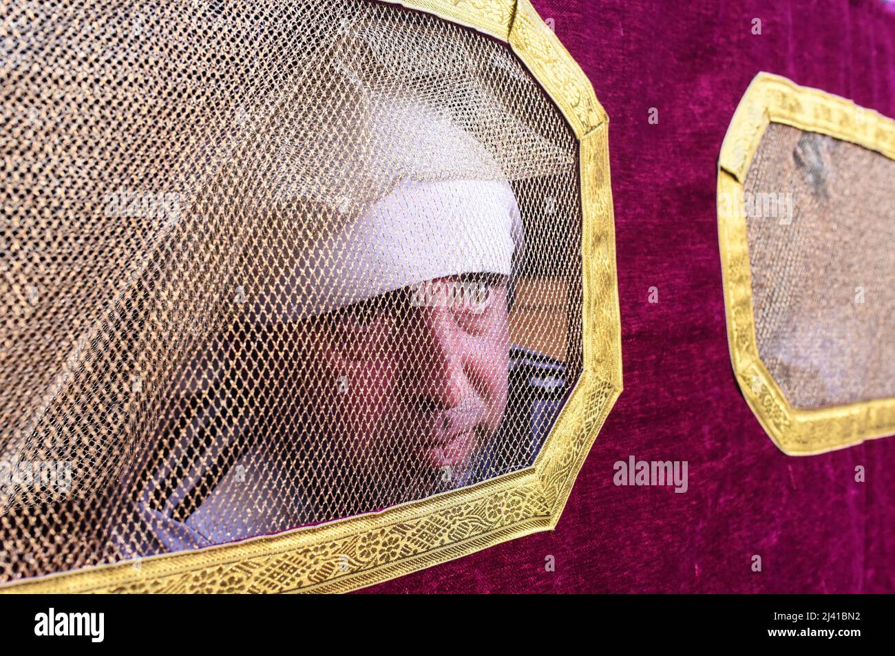 Madrid, Spanien, 10.. april 2022. Menschen in den Straßen von Madrid feiern „Domingo de Ramos“ nach zwei Jahren COVID-19-Notstand. Es ist die Tradition Stockfoto