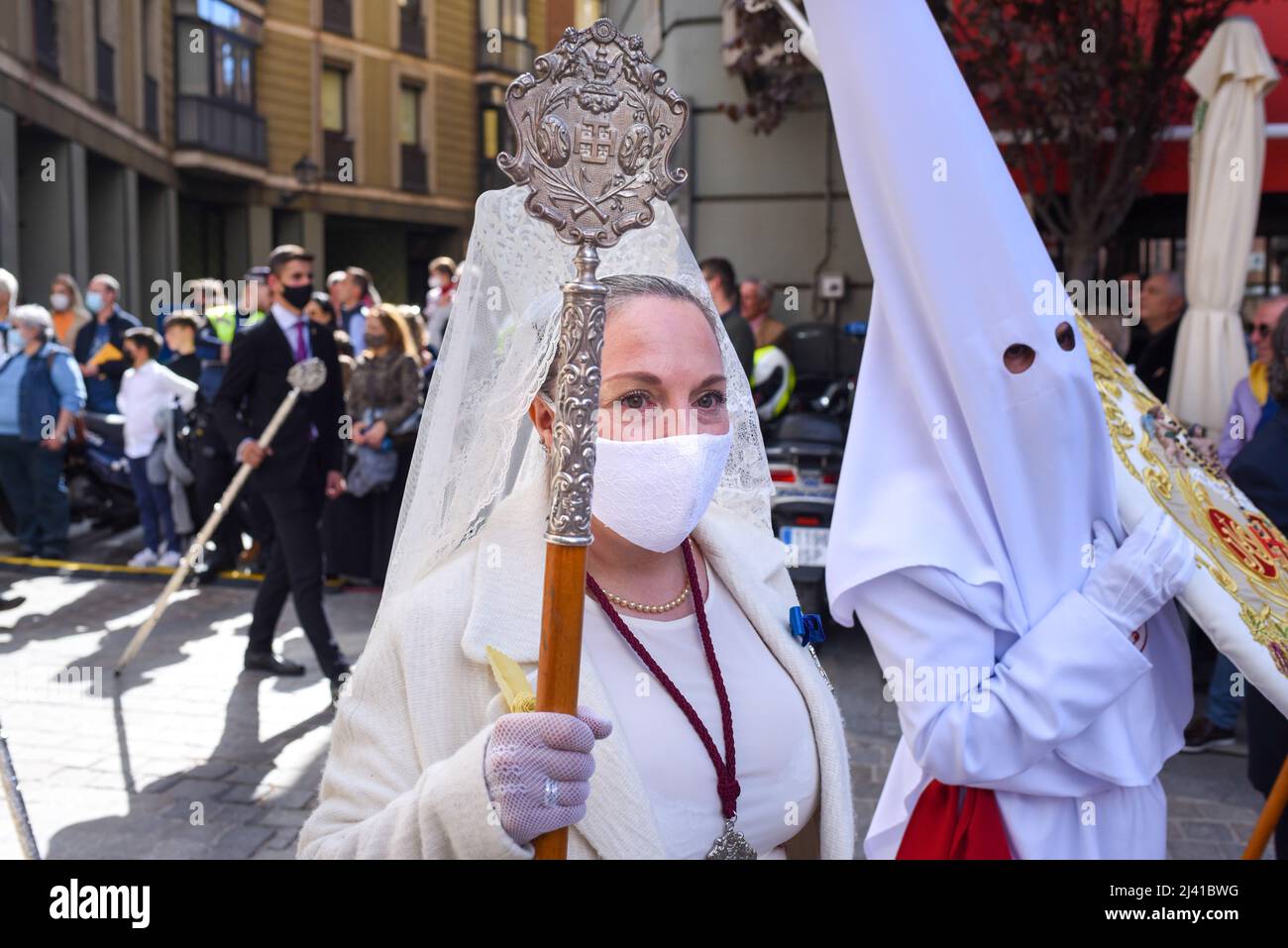 Madrid, Spanien, 10.. april 2022. Menschen in den Straßen von Madrid feiern „Domingo de Ramos“ nach zwei Jahren COVID-19-Notstand. Es ist die Tradition Stockfoto