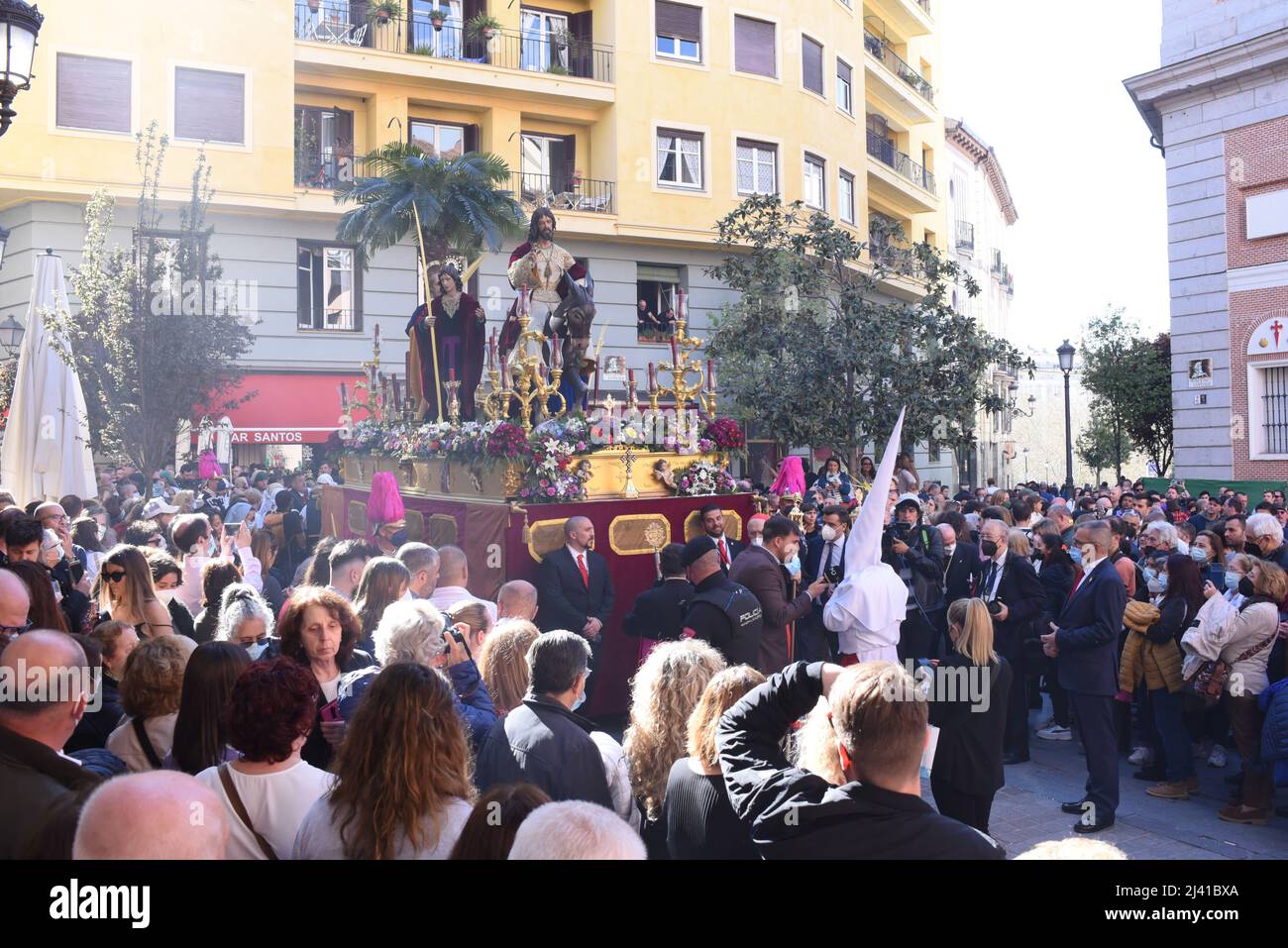 Madrid, Spanien, 10.. april 2022. Menschen in den Straßen von Madrid feiern „Domingo de Ramos“ nach zwei Jahren COVID-19-Notstand. Es ist die Tradition Stockfoto