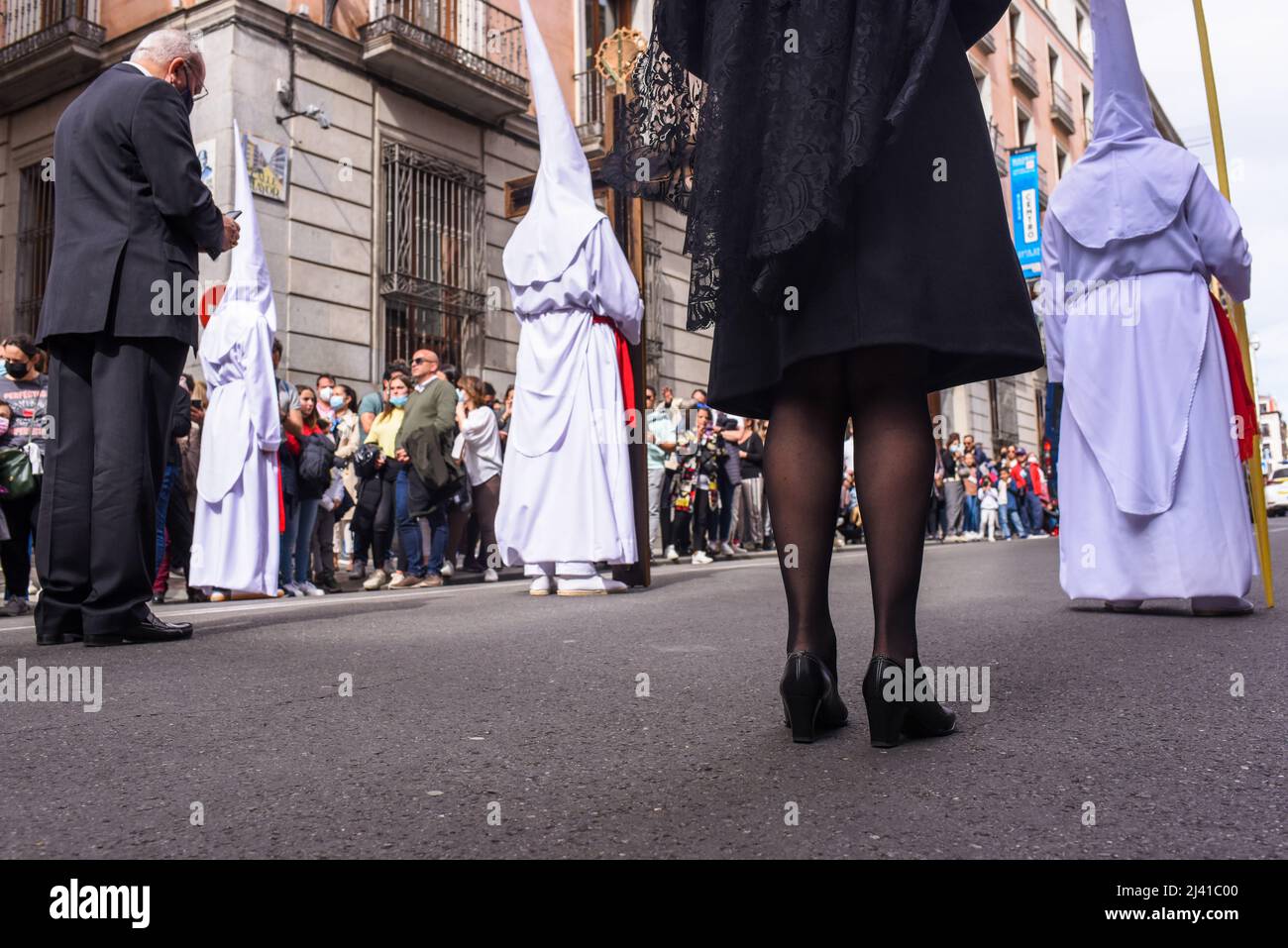 Madrid, Spanien, 10.. april 2022. Menschen in den Straßen von Madrid feiern „Domingo de Ramos“ nach zwei Jahren COVID-19-Notstand. Es ist die Tradition Stockfoto