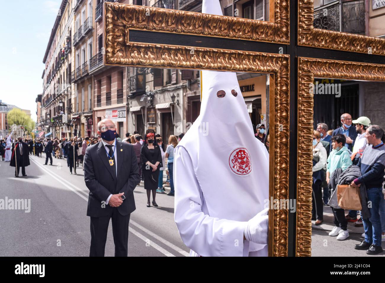 Madrid, Spanien, 10.. april 2022. Menschen in den Straßen von Madrid feiern „Domingo de Ramos“ nach zwei Jahren COVID-19-Notstand. Es ist die Tradition Stockfoto
