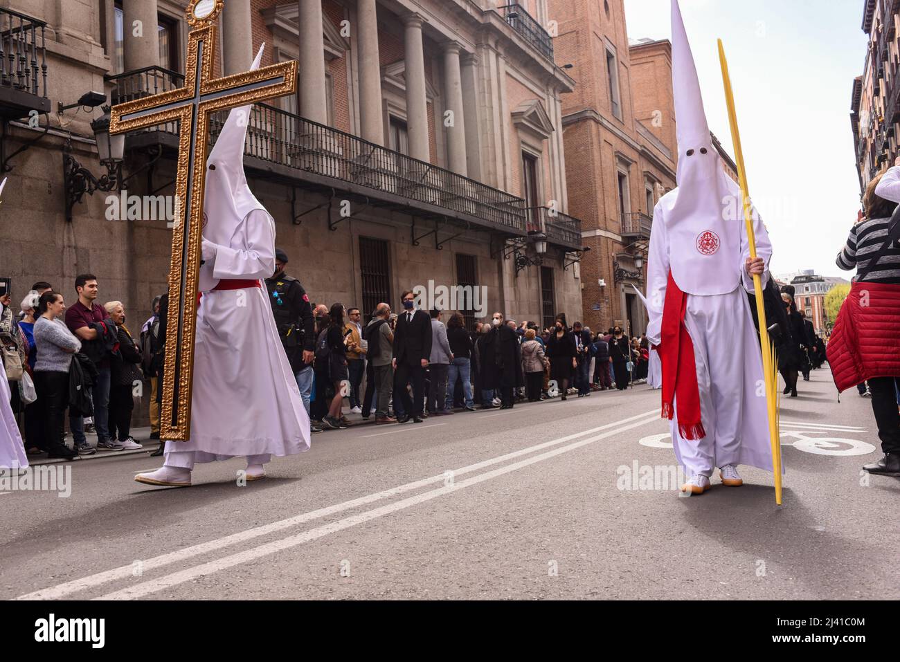 Madrid, Spanien, 10.. april 2022. Menschen in den Straßen von Madrid feiern „Domingo de Ramos“ nach zwei Jahren COVID-19-Notstand. Es ist die Tradition Stockfoto