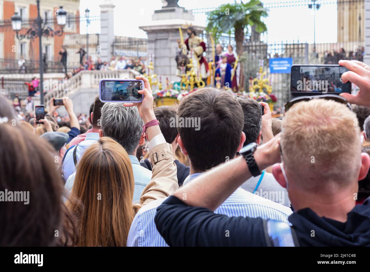 Madrid, Spanien, 10.. april 2022. Menschen in den Straßen von Madrid feiern „Domingo de Ramos“ nach zwei Jahren COVID-19-Notstand. Es ist die Tradition Stockfoto