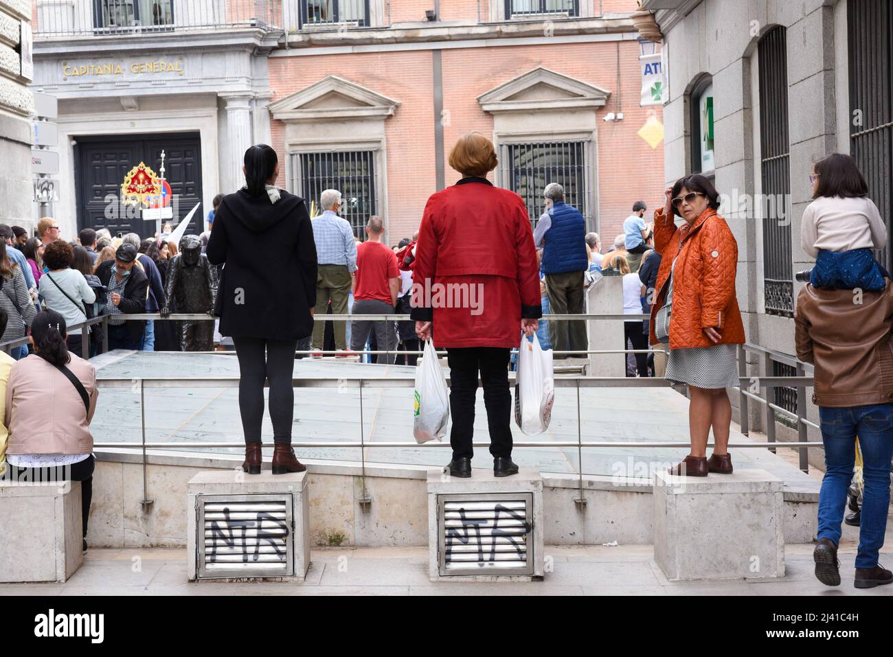 Madrid, Spanien, 10.. april 2022. Menschen in den Straßen von Madrid feiern „Domingo de Ramos“ nach zwei Jahren COVID-19-Notstand. Es ist die Tradition Stockfoto