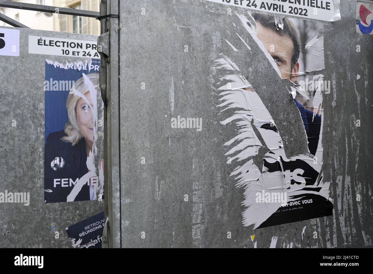 FRANKREICH. PARIS (75) AUF WAHLTAFELN, PLAKATE VON EMMANUEL MACRON UND MARINE LEPEN VOR DER ERSTEN RUNDE DER PRÄSIDENTSCHAFTSWAHLEN IM APRIL ZERRISSEN Stockfoto