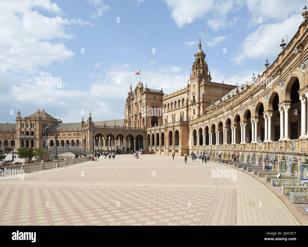Vue sur le palais de la Place d’Espagne (Plaza de Espana) a Sevilla, construite pour l’expotion Ibero americaine de 1929, concu par Anibal Gonzalez (1876-1929), Architecture civile espagnole de style eklektique. Sevilla, Andalousie, Espagne. Stockfoto