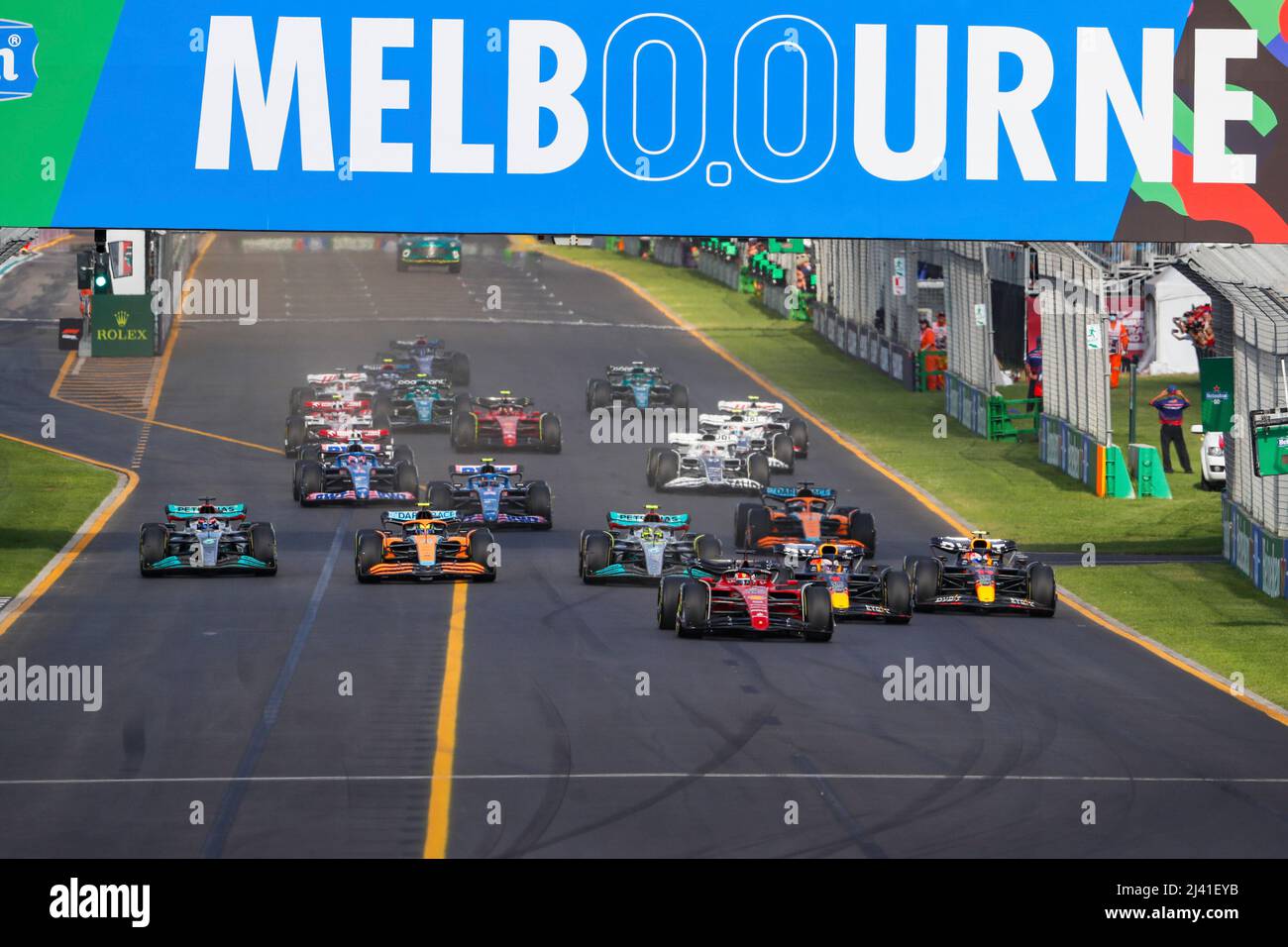 Melbourne, Australien. 10. April 2022. Start, #16 Charles Leclerc (MCO, Scuderia Ferrari), #1 Max Verstappen (NLD, Oracle Red Bull Racing), #11 Sergio Perez (MEX, Oracle Red Bull Racing), #3 Daniel Ricciardo (AUS, McLaren F1 Team), F1 Grand Prix von Australien auf dem Melbourne Grand Prix Circuit am 10. April 2022 in Melbourne, Australien. (Foto von HIGH TWO) Quelle: dpa/Alamy Live News Stockfoto