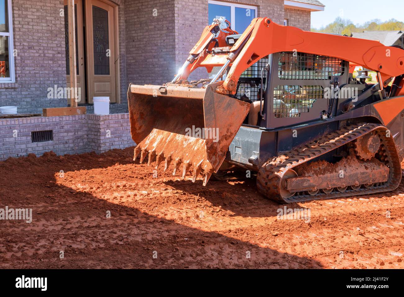 Umzugsboden mit Landschaftsbau arbeitet Ausrüstung ein Aushub auf der Baustelle Stockfoto