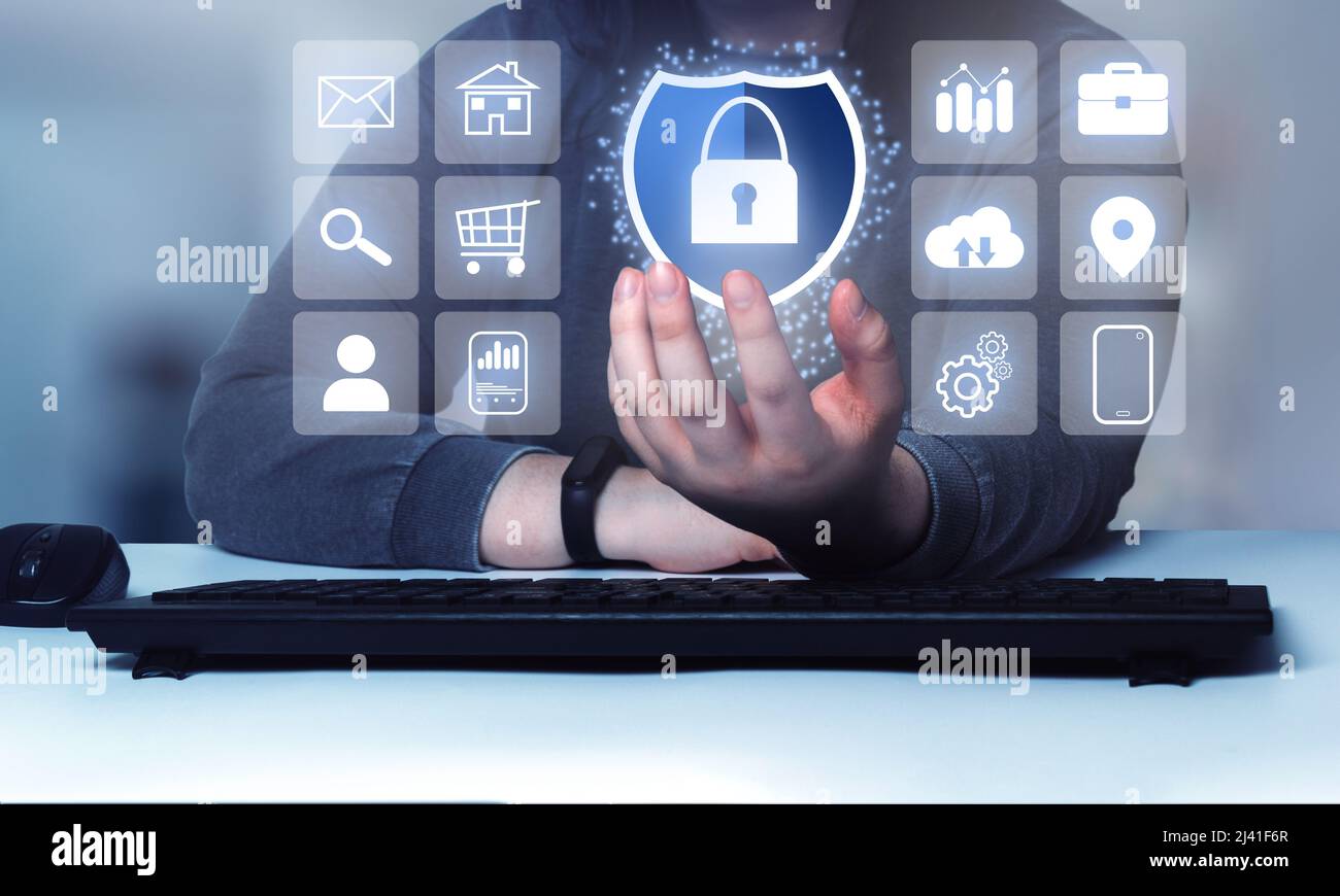 Frau zeigt ein Konzept für die Sicherheitsschnittstelle. Internet der Dinge. Cybersecurity-Konzept. Symbolschild mit einem Schloss-Symbol. Schutz vor Gefahren. Stockfoto