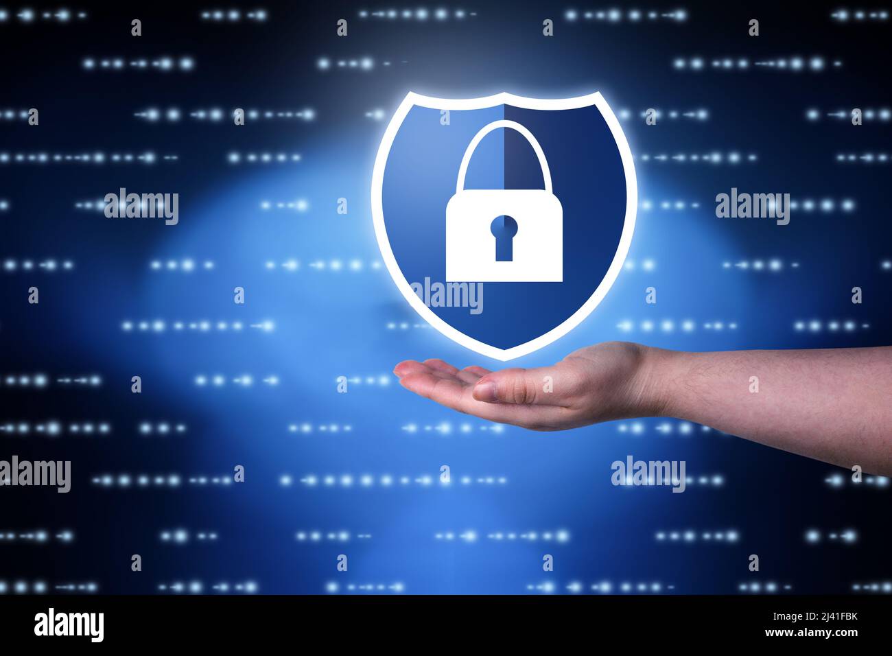 Frau zeigt digitale Sicherheitsschnittstelle. Internet der Dinge. Cybersecurity-Konzept. Symbolschild mit einem Schloss-Symbol. Schutz vor Gefahren. Stockfoto