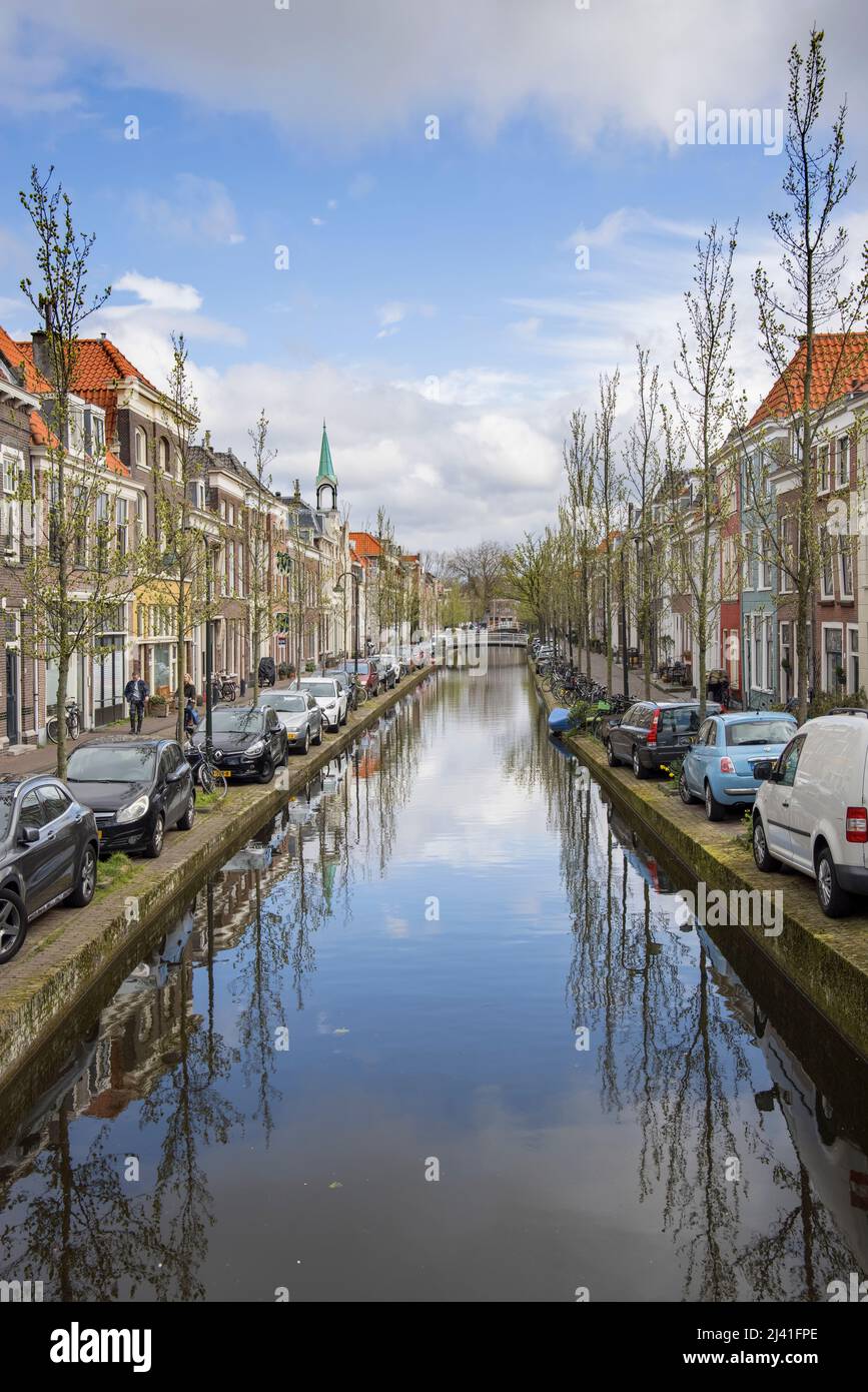 Typische Szene entlang eines der vielen Kanäle in delft holland Stockfoto