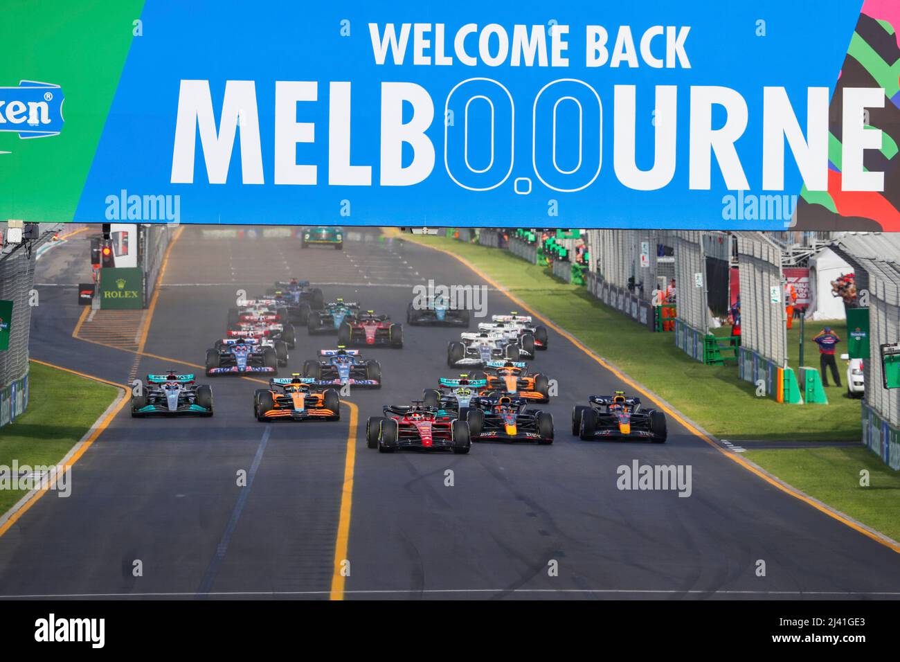 Melbourne, Australien. 10. April 2022. Start, #16 Charles Leclerc (MCO, Scuderia Ferrari), #1 Max Verstappen (NLD, Oracle Red Bull Racing), #11 Sergio Perez (MEX, Oracle Red Bull Racing), #63 George Russell (GBR, Mercedes-AMG Petronas F1 Team), #4 Lando Norris (GBR, McLaren F1 3 Team), ##44 Lewis Hamilton (GBR, Mercedes-AMG Petronas F1 Daniel Hamilton) (AUS, McLaren F1 Team), F1 Grand Prix von Australien auf dem Melbourne Grand Prix Circuit am 10. April 2022 in Melbourne, Australien. (Foto von HIGH TWO) Quelle: dpa/Alamy Live News Stockfoto