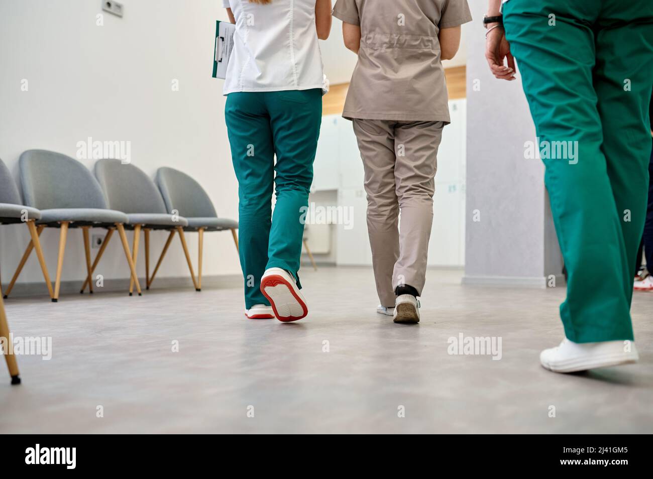 Krankenhausflur mit wanderten Ärzten beschnitten Schuss Stockfoto