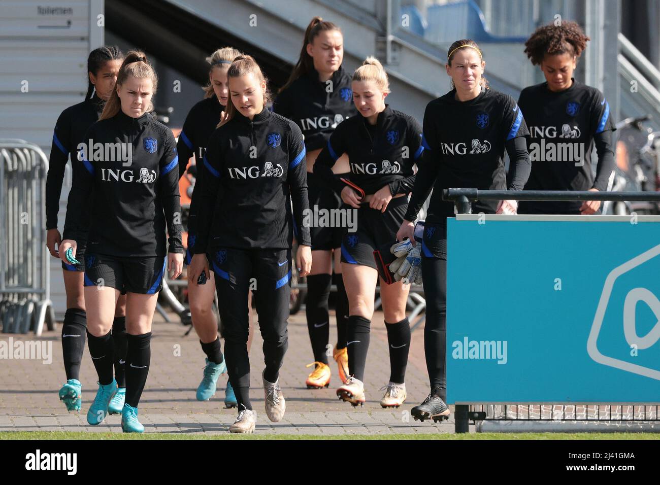 ZEIST - Spieler der niederländischen Frauen-Nationalmannschaft während einer Trainingseinheit. Die Orange Lionesses bereiten sich auf das Freundschaftsspiel gegen Südafrika vor. ANP JEROEN PUTMANS Stockfoto