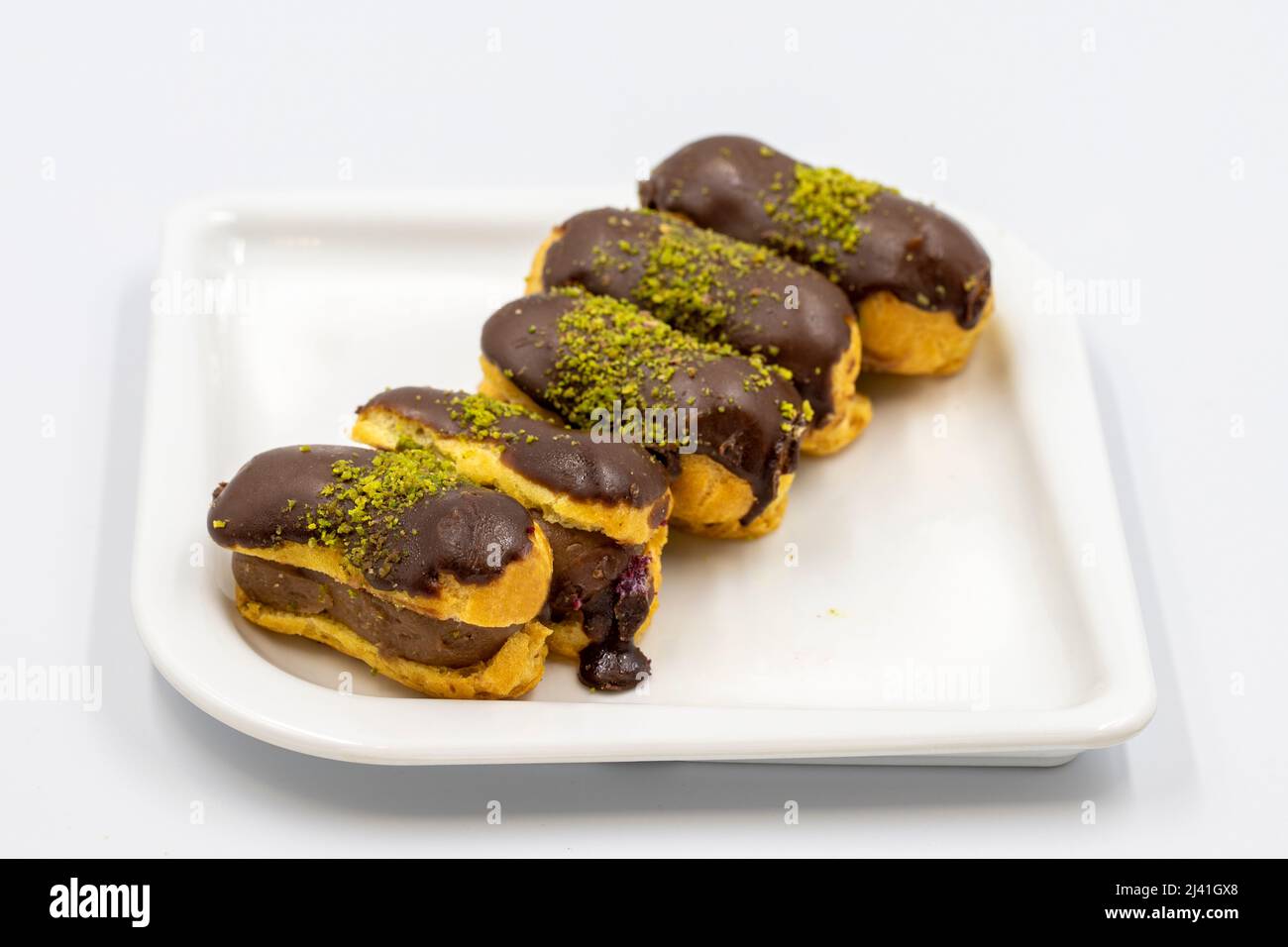 Schokolade eclair Kuchen isoliert auf weißem Hintergrund. Nahaufnahme. Stockfoto