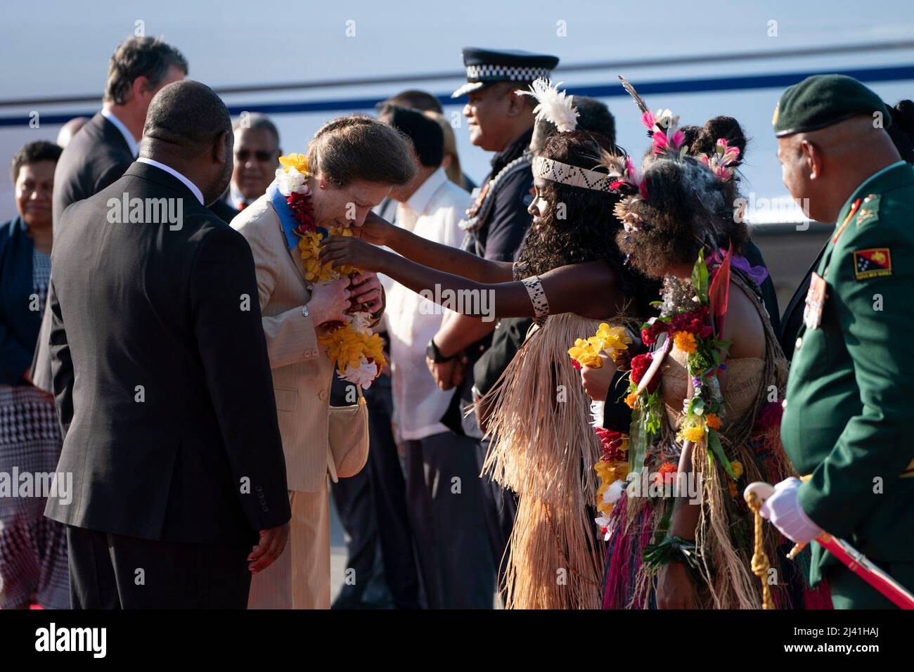 Der Prinzessin Royal wird Lei bei der Ankunft am internationalen Flughafen Jacksons in Port Moresby, am ersten Tag der königlichen Reise nach Papua-Neuguinea im Namen der Königin, zur Feier des Platin-Jubiläums, überreicht. Bilddatum: Montag, 11. April 2022. Stockfoto