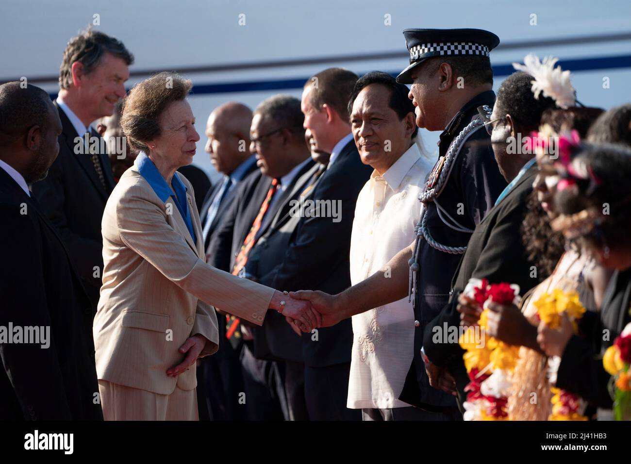 Die königliche Prinzessin und der Vizeadmiral Sir Tim Laurence werden bei der Ankunft am Jacksons International Airport in Port Moresby, am ersten Tag der königlichen Reise nach Papua-Neuguinea im Namen der Königin, zur Feier des Platin-Jubiläums, von Würdenträgern begrüßt. Bilddatum: Montag, 11. April 2022. Stockfoto