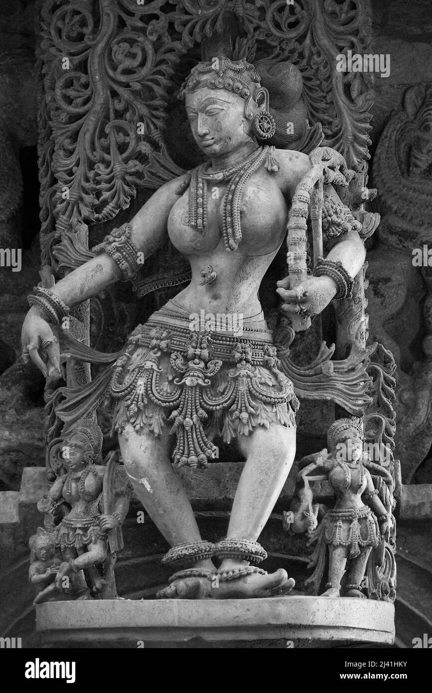 20. Dezember 2022, Belur, Karnataka, Indien, Steinskulptur des Schönen Weiblichen (Madanikas) mit selektivem Fokus, Chennakeshava Tempel. Stockfoto