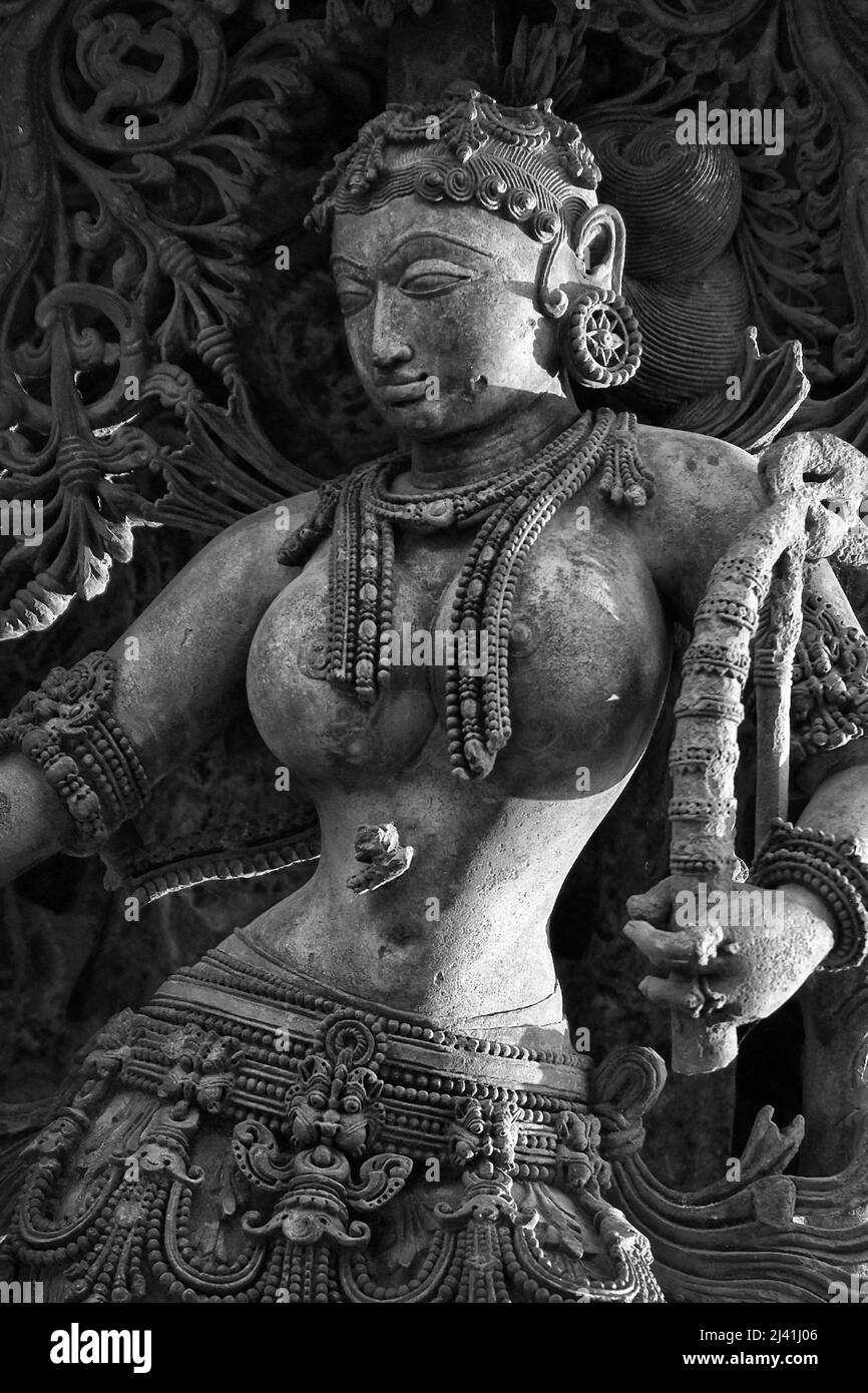 20. Dezember 2022, Belur, Karnataka, Indien, Steinskulptur des Schönen Weiblichen (Madanikas) mit selektivem Fokus, Chennakeshava Tempel. Stockfoto