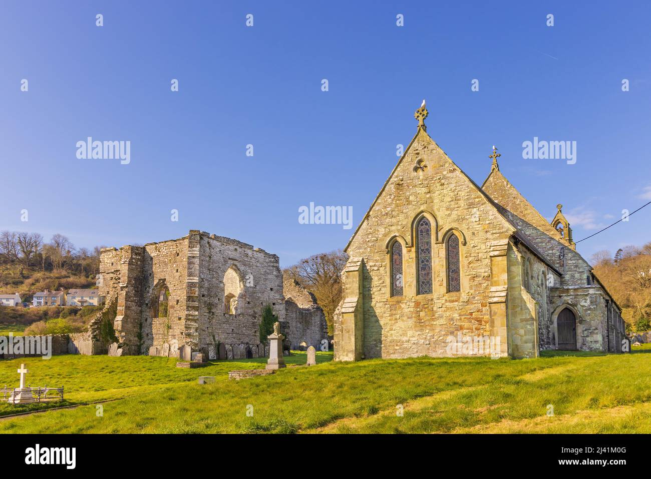 St. Thomas der Apostel Kirche und die Ruinen der St. Dogmaels Abtei aus dem 12.. Jahrhundert. Strickjacke, Pembrokeshire, Wales. VEREINIGTES KÖNIGREICH. Stockfoto