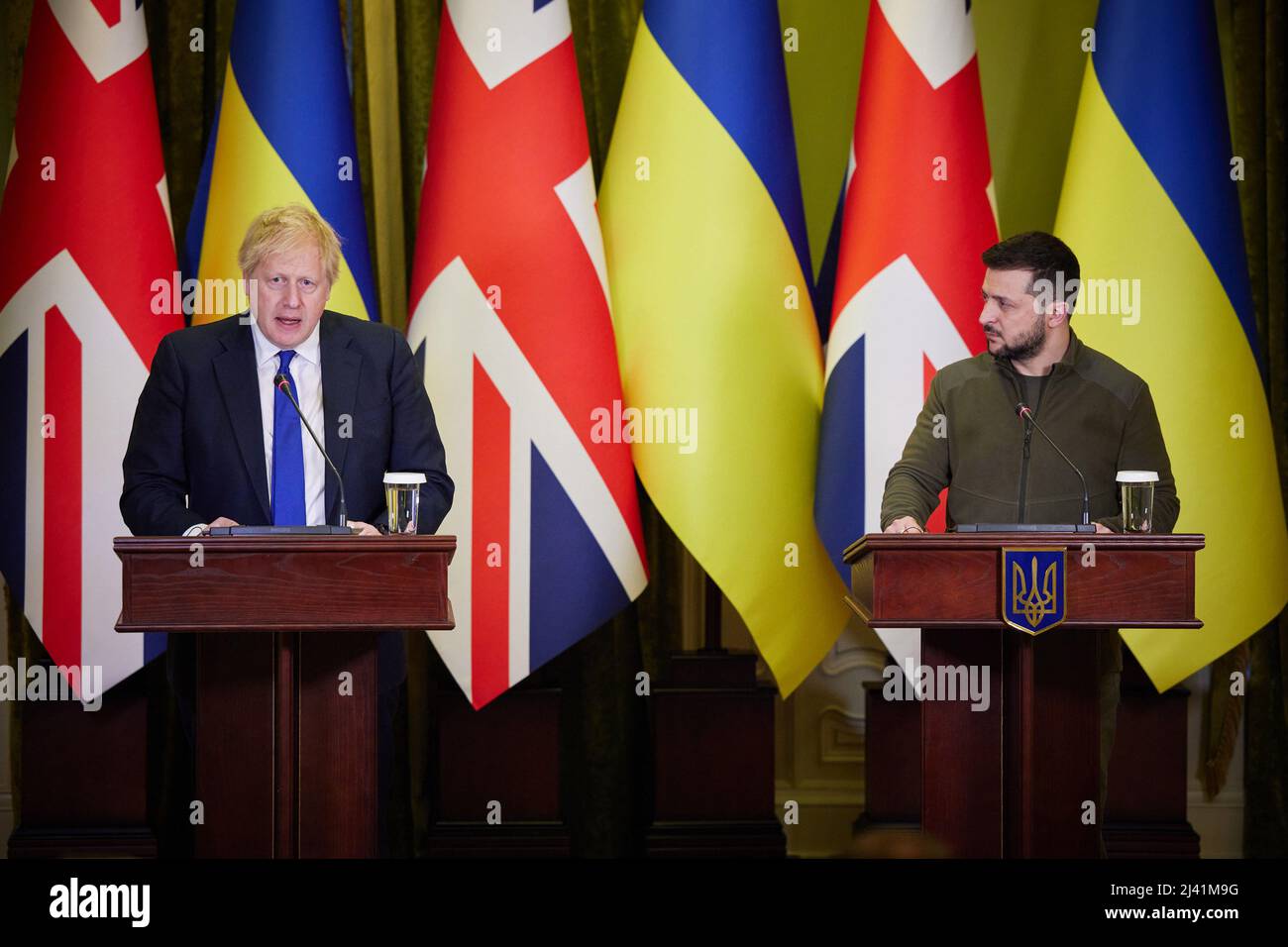 KIEW, UKRAINE - 09. April 2022 - der britische Premierminister Boris Johnson trifft den ukrainischen Präsidenten Wolodymyr Zelensky während eines Überraschungsbesuchs im Krieg Stockfoto