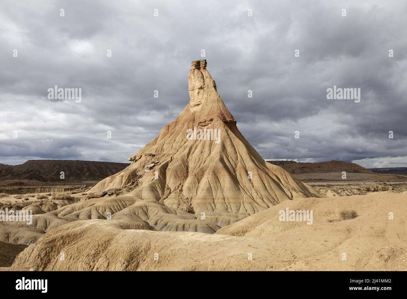 Vue sur la cheminee de Fee dans le Desert des Bardenas Reales, Formation geologique due a l’Erosion, situee dans la Reserve naturelle de Bardenas Reales, inscrite en 2000 comme Reserve de bissphere de l’UNESCO. Tudela, Navarra, Espagne. Stockfoto