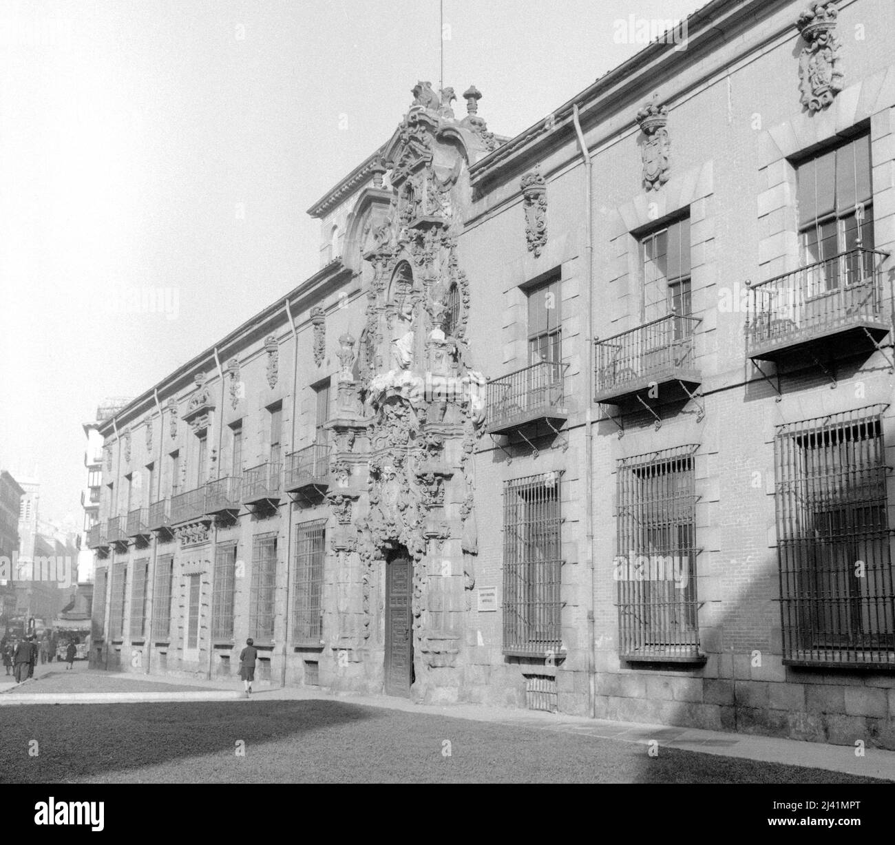 FACHADA DEL ANTIGUO HOSPICIO DE MADRID CONVERTIDO EN SEDE DEL MUSEO MUNICIPAL CONSTRUIDO ENTRE 1721 Y 1726 - FOTOGRAFIE EN BLANCO Y NEG. AUTOR: PEDRO DE RIBERA. ORT: MUSEO DE HISTORIA-EDIFICIO. MADRID. SPANIEN. Stockfoto