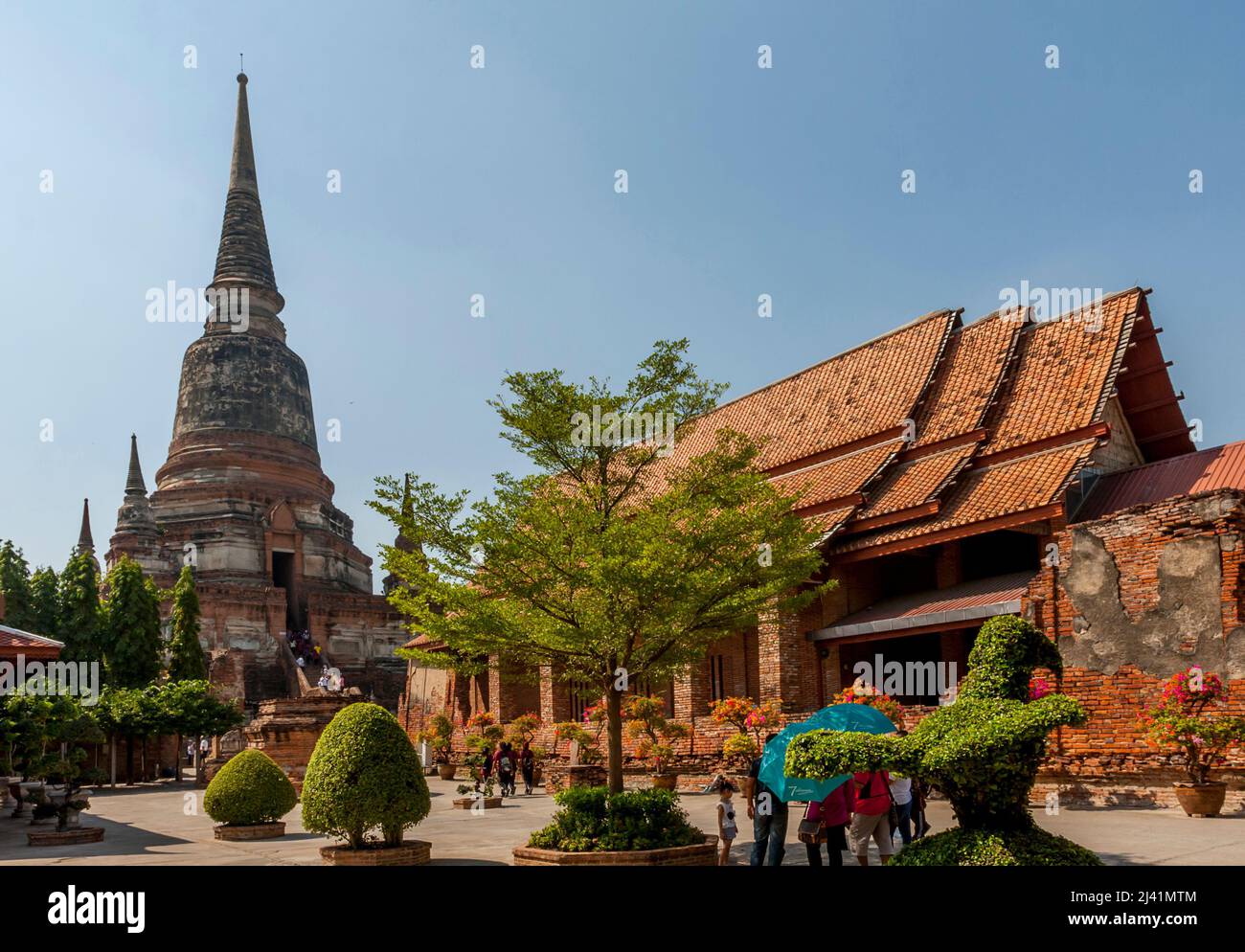 Touristen Zentrum für Ayuthaya Ruinen mit Touristen zu Fuß rund um das Tempelgebäude. Ayutthaya Historical Park Stockfoto