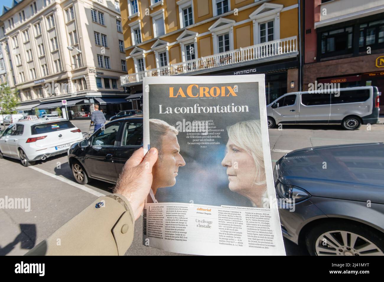 Paris, Frankreich - 11. Apr: Mann im Stadtzentrum die französische Zeitung La Croix Emmanuel Macron, Marine Le Pen einen Tag nach der ersten Runde der französischen Präsidentschaftswahlen am 10 2022. April - die Schlagzeile der Konfrontation Stockfoto