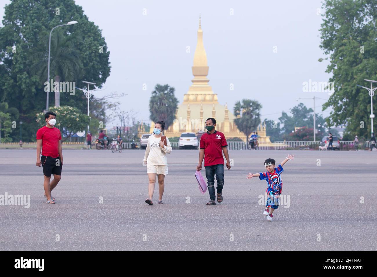 Vientiane, Laos. 10. April 2022. Bürger gehen auf dem That Luang Square in der Innenstadt von Vientiane, Laos, 10. April 2022. Kredit: Kaikeo Saiyasane/Xinhua/Alamy Live Nachrichten Stockfoto