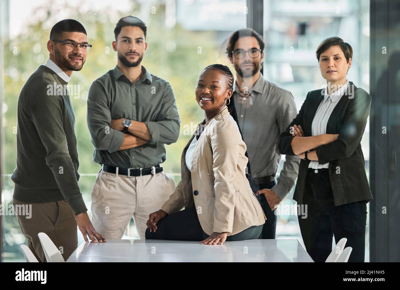 Zählen Sie sich auf die Veränderungen in den bald zu kommenden Leben. Porträt einer Gruppe von Geschäftsleuten, die sich in einem modernen Büro schnell treffen. Stockfoto