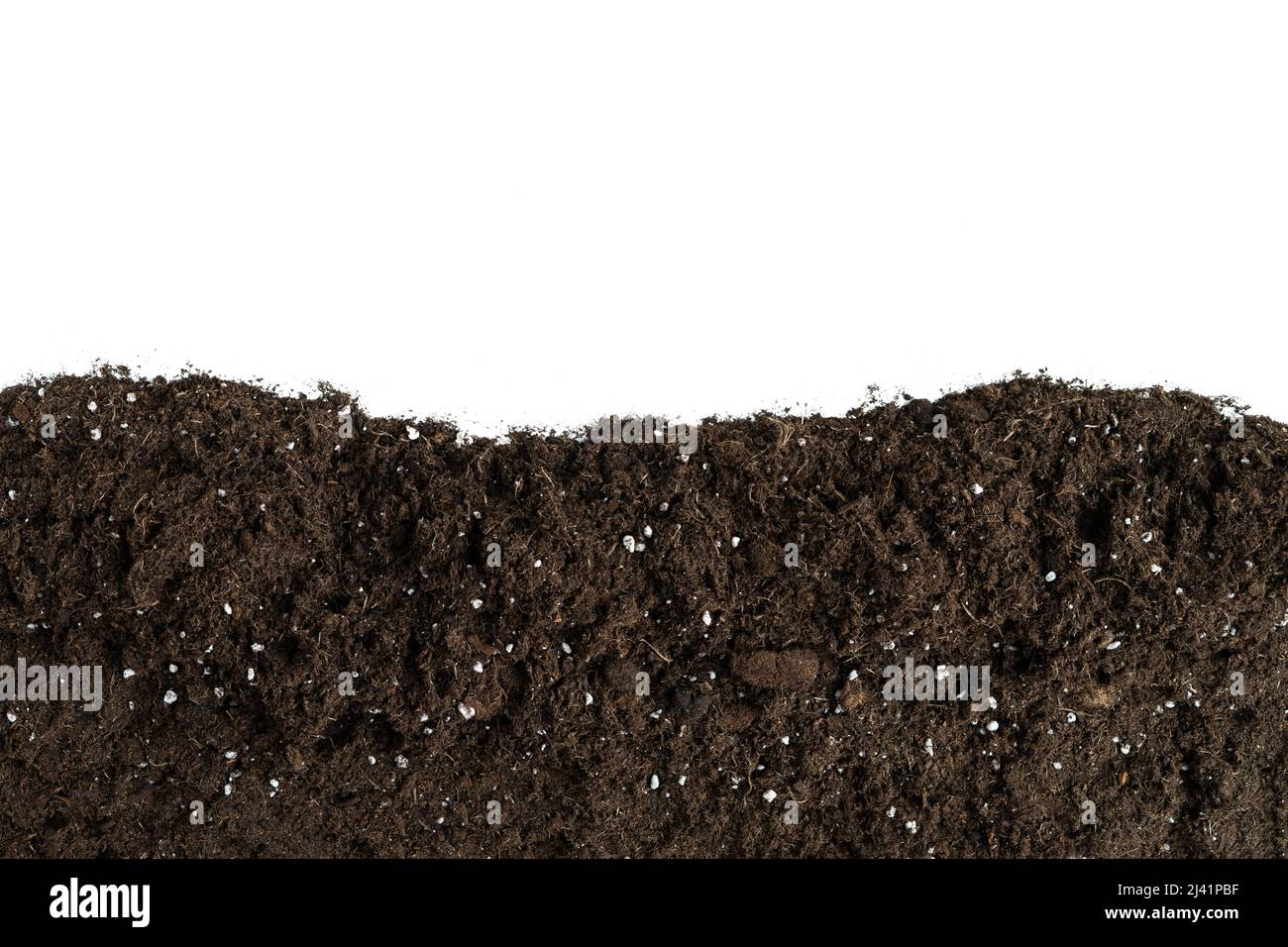 Natürlicher Bodenschnitt mit weißem Hintergrund oben. Natürliche Torfstruktur. Stockfoto