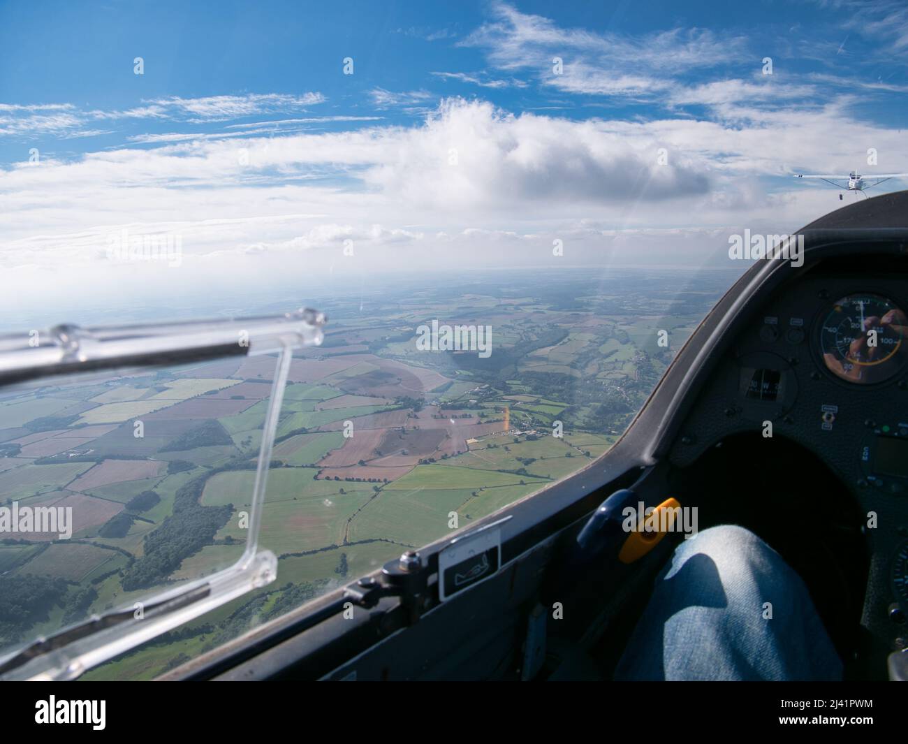 Aus der Pilotenperspektive aus dem Inneren eines Segelflugcockpits, das über die Cotswolds, England, fliegt Stockfoto