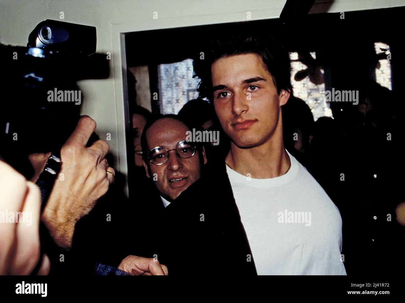 Gregor Gysi, deutscher Rechtsanwalt und Politiker, hinter seinem Sohn George bei der letzten Wahl zur Volkskammer der DDR, Deutschland 1990. Stockfoto