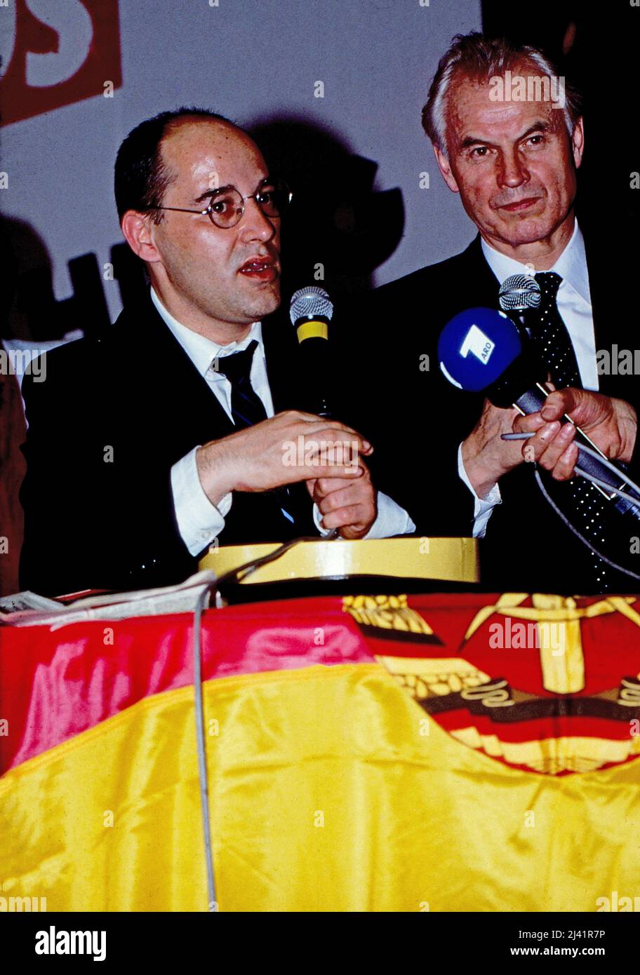 Gregor Gysi, deutscher Rechtsanwalt und Politiker, mit Hans Modrow bei der letzten Wahl zur Volkskammer der DDR, Deutschland 1990. Stockfoto