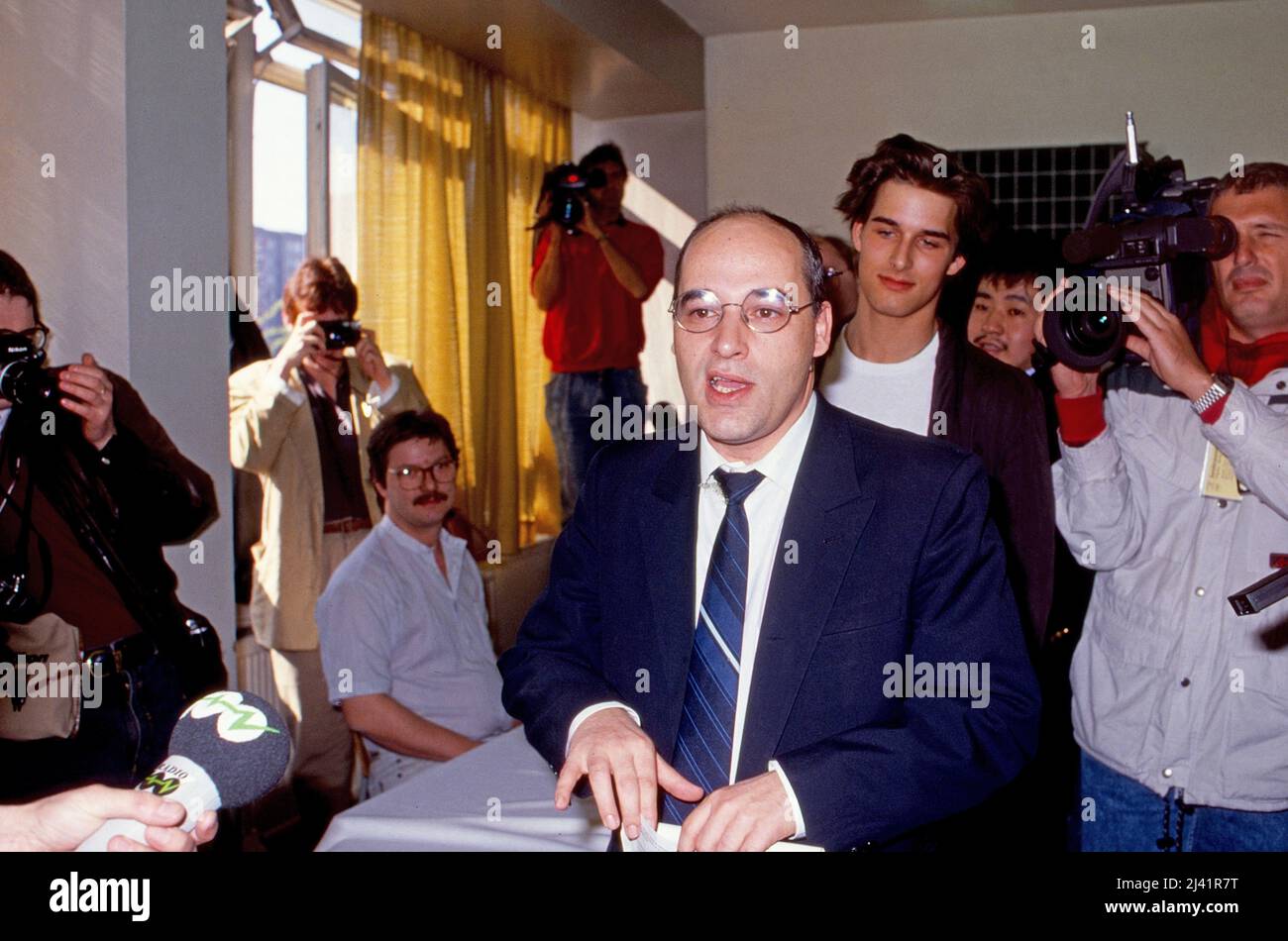 Gregor Gysi, deutscher Rechtsanwalt und Politiker, vor seinem Sohn George bei der letzten Wahl zur Volkskammer der DDR, Deutschland 1990. Stockfoto