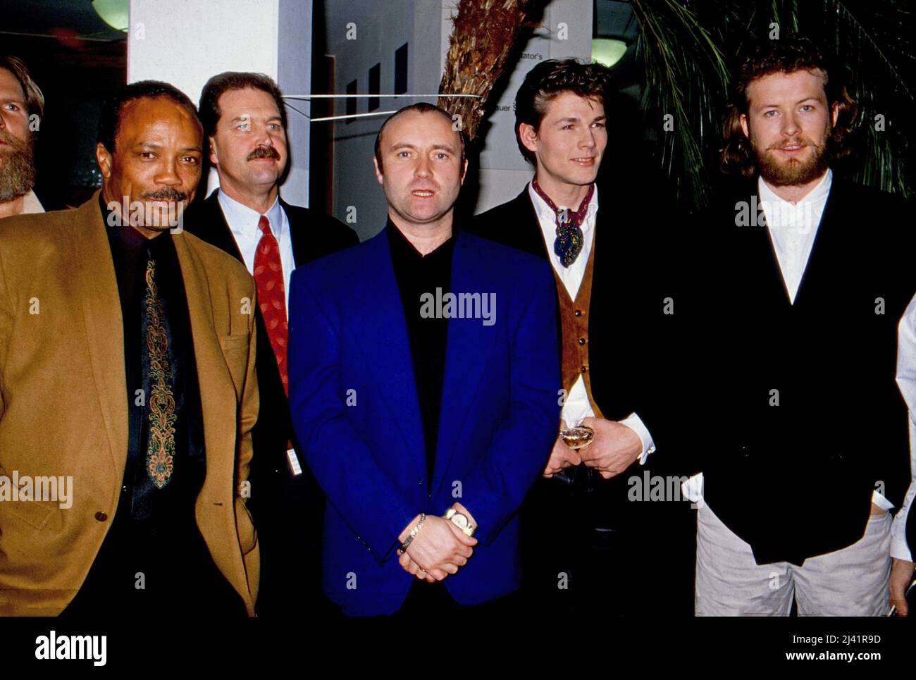 Produzent Quincy Jones, -?-, Phil Collins, britischer Schlagzeuge, Sänger und Schauspieler, Sowie Morten Harket und Magne Furuholmen von der Gruppe 'a-ha', Deutschland um 1991. Stockfoto