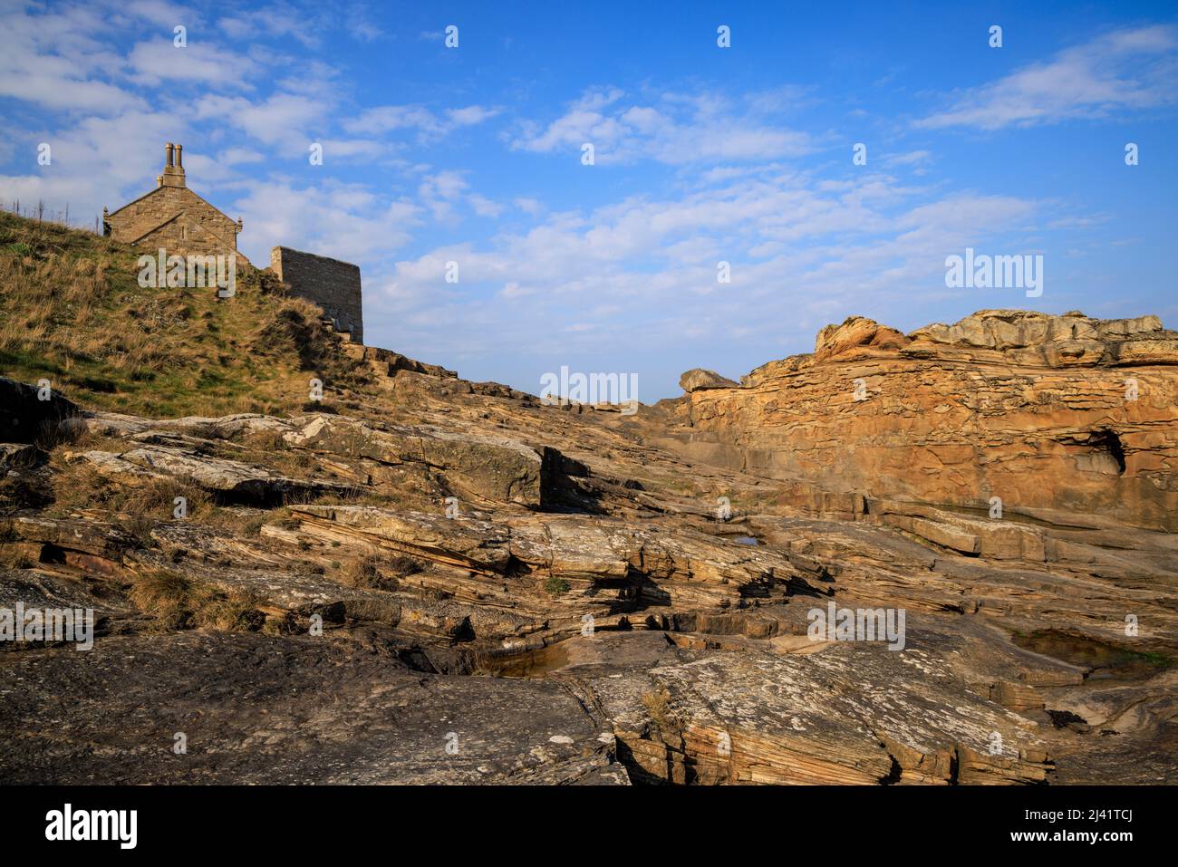 Das Howick Bathing House auf dem Northumberland Coast Path vom felsigen Strand, Northumberland, England Stockfoto