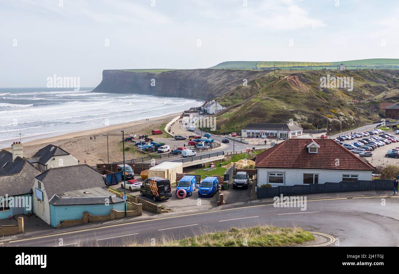 Eine Klippe Draufsicht auf den Strand und Huntcliff bei Saltburn am Meer, England mit blauem Himmel und Zufahrt Stockfoto