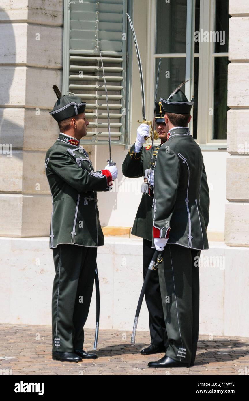 Budapest, Ungarn. 13.. Juli 2008. Soldaten, die in traditioneller Uniform gekleidet sind, führen die Wachablösung im Sandor-Palast auf der Budaer Burg durch. Stockfoto
