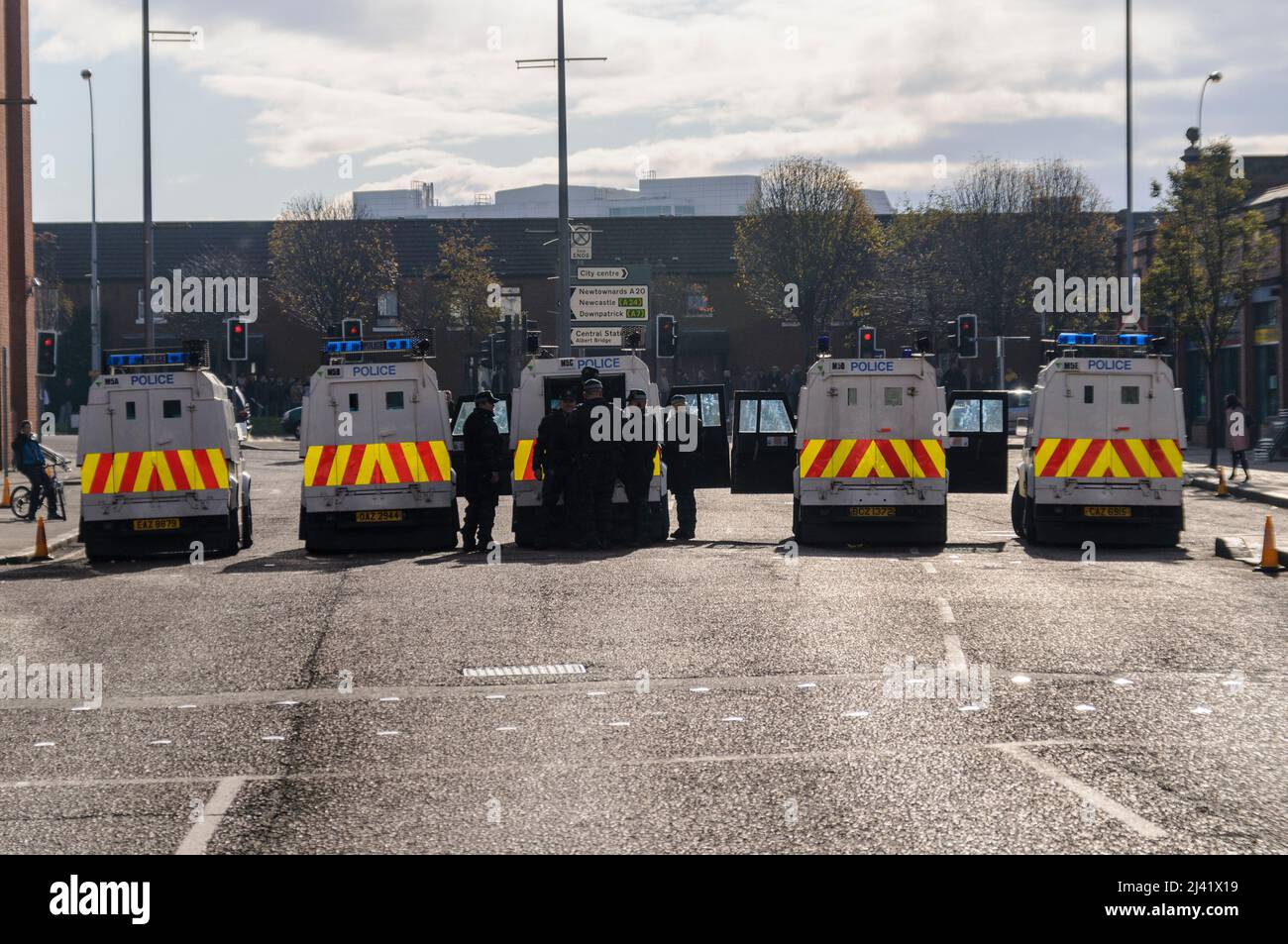 Belfast, Nordirland. 2.. November 2008. Der Polizeidienst von Nordirland (PSNI) blockiert die Straße, um eine Parade des Royal Irish Regiment vor Menschen im nationalistischen Marktgebiet zu verbergen. Stockfoto