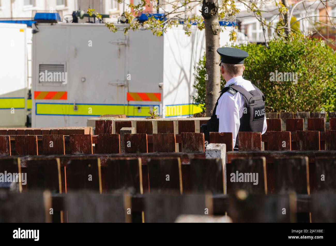 Belfast, Großbritannien. 05/04/2012 - Polizeibeamter steht Wache während eines Sicherheitsalarms in Ardoyne. Das Objekt wurde später zum Schwindel erklärt. Stockfoto