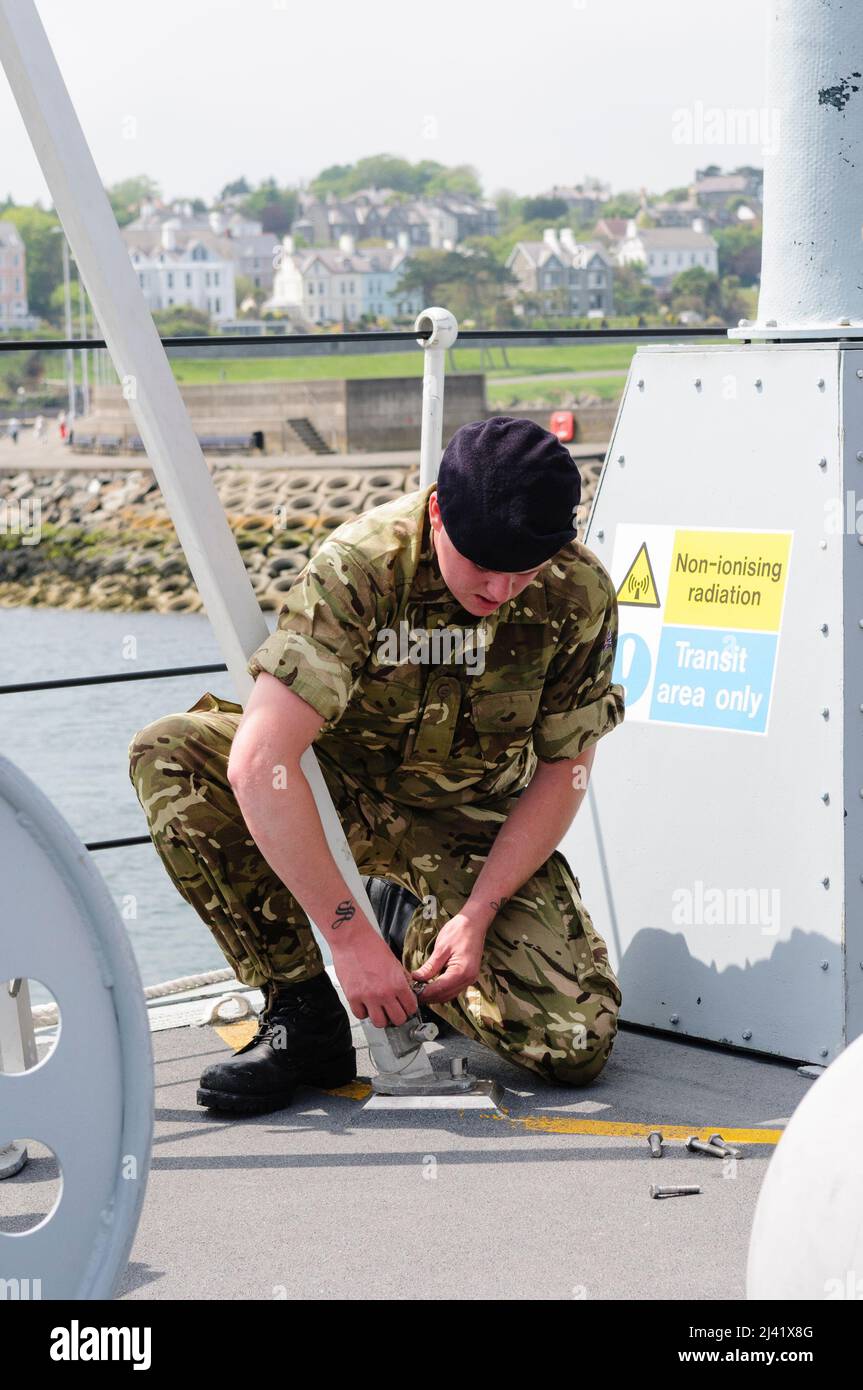 Royal Marine arbeitet auf dem Deck eines Royal Navy Minensuchboot Stockfoto