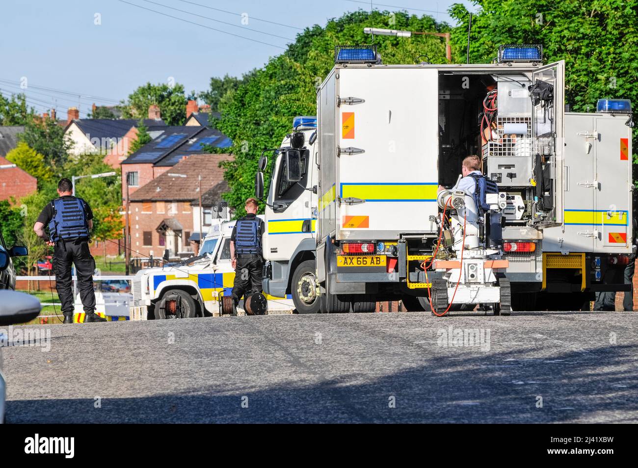 9.. Juli 2013, Belfast, Nordirland. Atos der Armee nimmt nach der Entdeckung eines verdächtigen Objekts in der Alliance Avenue Teil Stockfoto