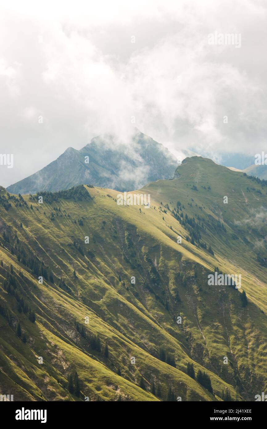 Mystische Wolken in den bayerischen Bergen. Hochwertige Fotos Stockfoto