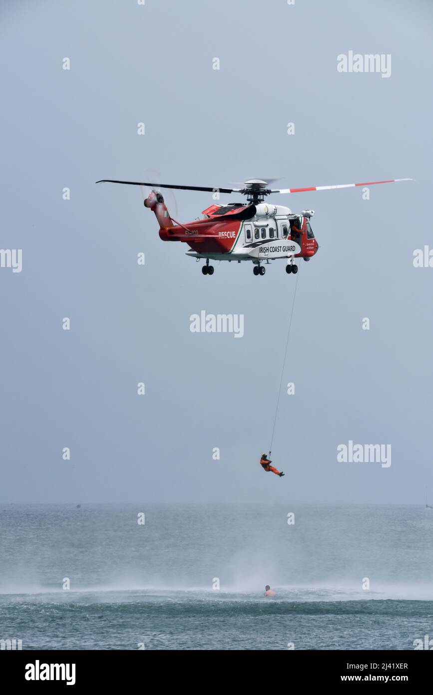 Bray, Irland. 29.. Juli 2018. Der Retter wird nach unten geschraubt, um eine Rettung aus dem Hubschrauber Rescue 115 (Ei-ICD) auf See durchzuführen. Stockfoto