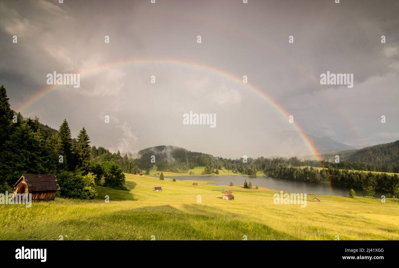 Sommergewitter mit Regenbogen am Geroldsee der Bayerischen alpen. Hochwertige Fotos Stockfoto